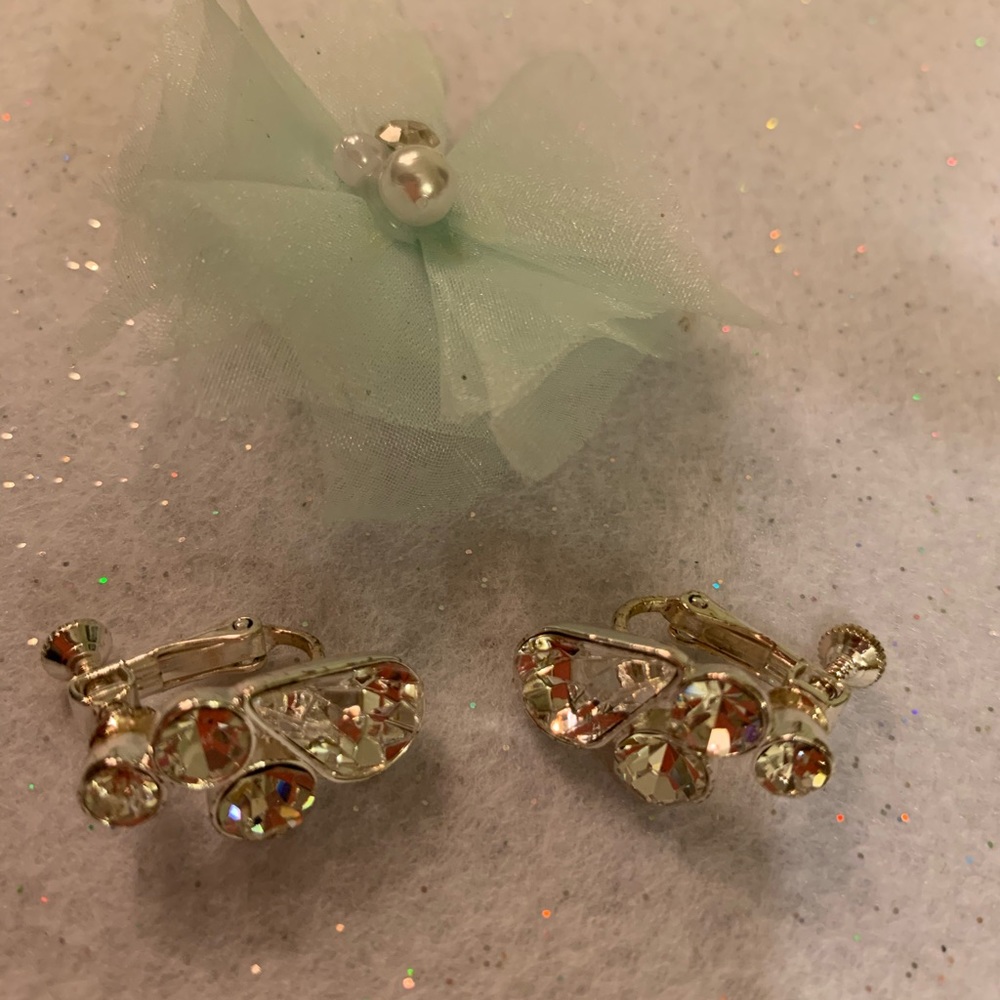 🎈 2/$8 Earrings by Coro !  Another perfect pair.
